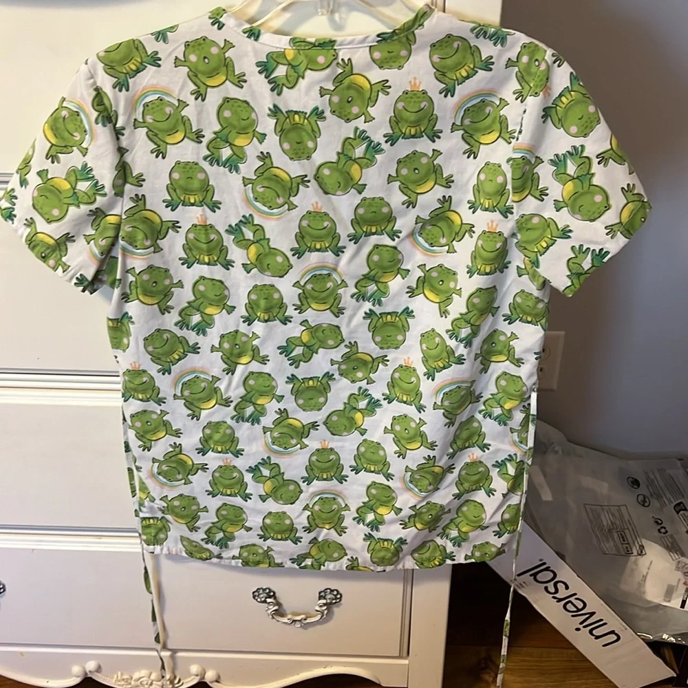 Frog scrub top! - Picture 7 of 8